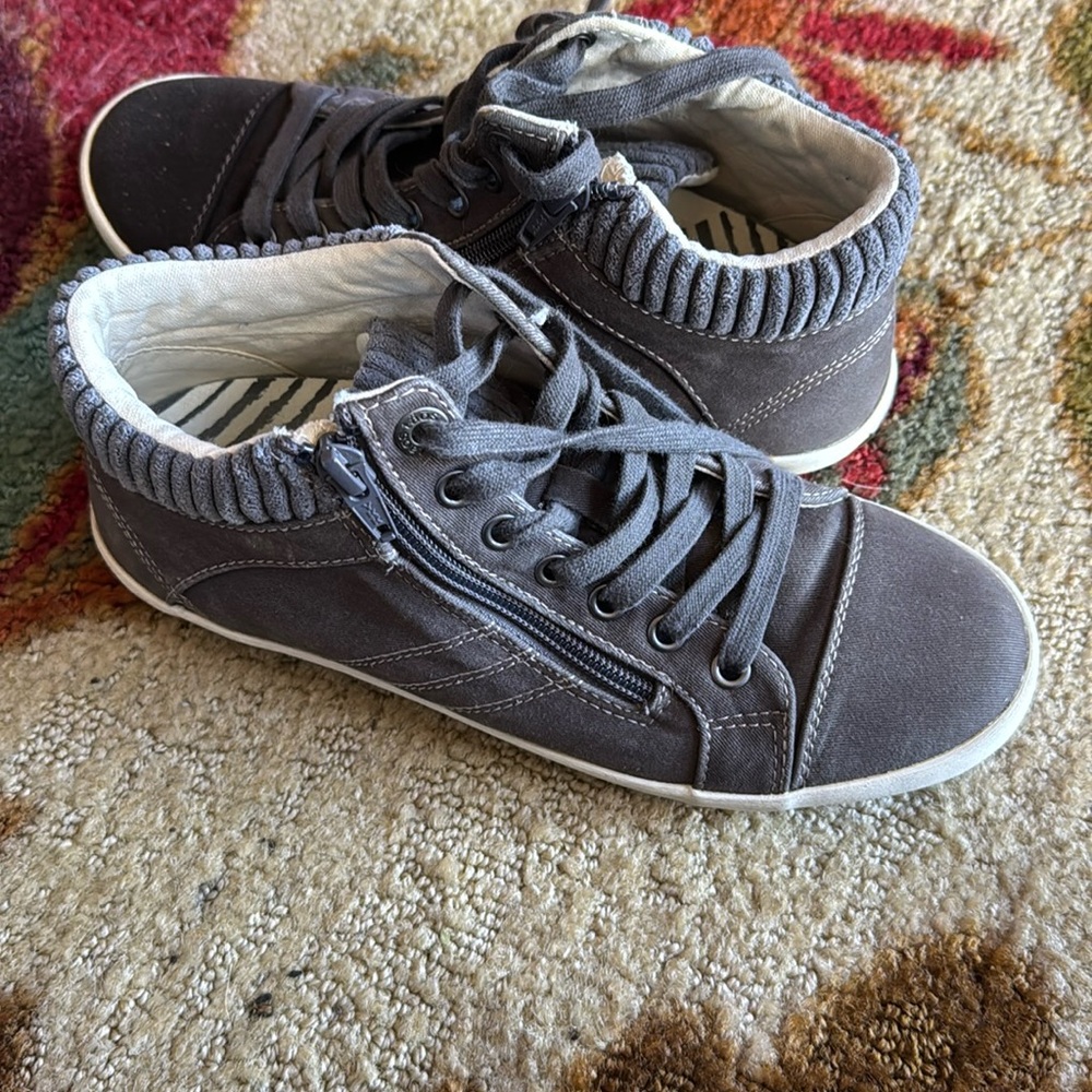 Taos grey tie and zip up mid shoes. Size 7.